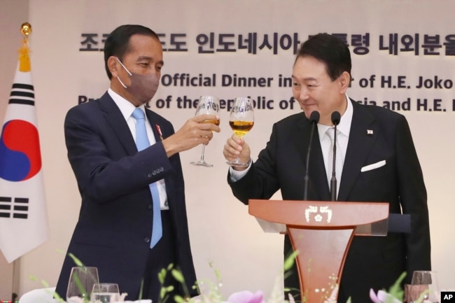 Presiden Korea Selatan Yoon Suk Yeol (kanan), bersulang dengan Presiden Indonesia Joko Widodo seusai jamuan makan malam di kantor kepresidenan di Seoul, Korea Selatan, Kamis, 28 Juli 2022. (Jeon Shin/Newsis via AP)