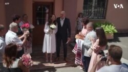 重磅炸弹伴随婚礼钟声 乌克兰人战时结为连理 