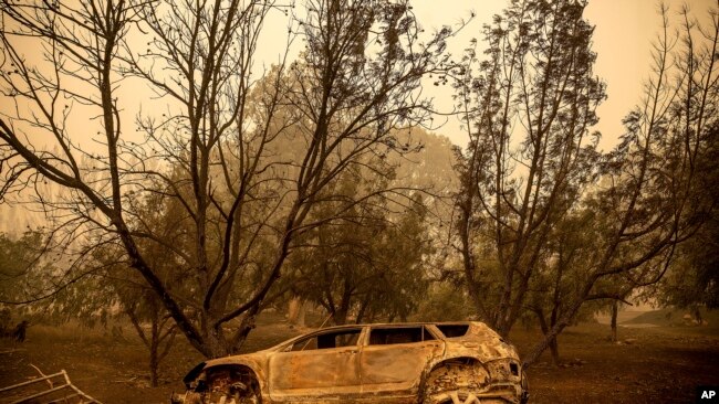 Un vehículo calcinado junto a un camino de entrada mientras el incendio McKinney arde en el Bosque Nacional Klamath, California, el domingo 31 de julio de 2022. (Foto AP/Noah Berger)