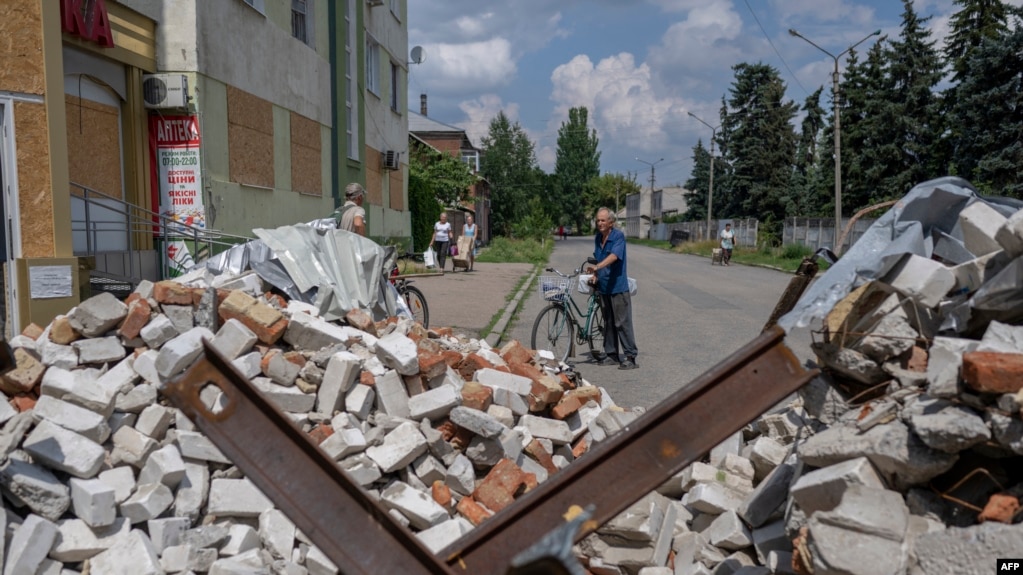 乌克兰东部城市巴赫穆特的一居民正在查看俄罗斯导弹造成的损害（2022年8月4日）(photo:VOA)
