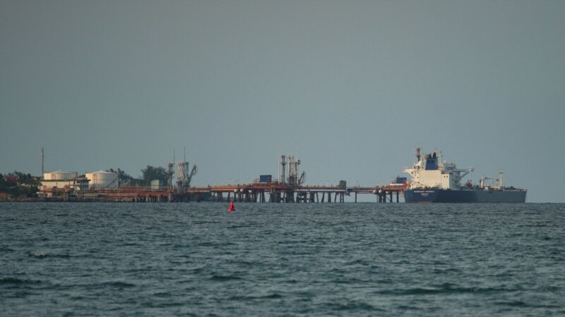 Barco ruso descarga combustible en el puerto de Matanzas, Cuba, en medio de crisis energética