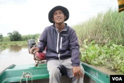 Seng Tith rides his boat in Kampong Loung commune, Pursat province, on May 04, 2022. (Khan Sokummono/VOA Khmer)
