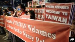 Los simpatizantes sostienen una pancarta frente al hotel donde se supone que la presidenta de la Cámara de Representantes de Estados Unidos, Nancy Pelosi, se hospedará en Taipei, Taiwán, el martes 2 de agosto de 2022.