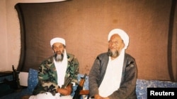 FOTO DE ARCHIVO: Osama bin Laden y Ayman al-Zawahiri. Hamid Mir /Editor/Periódico Ausaf para Daily Dawn/ REUTERS