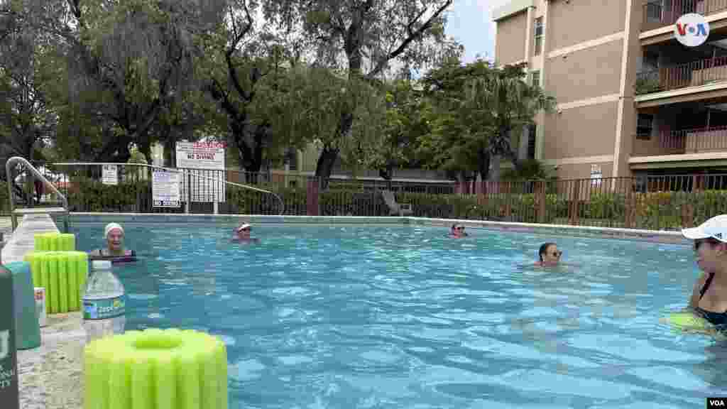 En horas tempranas de la mañana, las mujeres&nbsp; se aprestan a tomar clases de preparación física en la piscina. Son parte del grupo &quot;Mujeres en Movimiento&quot;,&nbsp; en Miami, el viernes 22 de julio de 2022. [Foto: Luis F. Rojas, VOA]