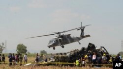 El personal de emergencia trabaja junto a un helicóptero Blackhawk de la Marina que se estrelló después de apoyar a quienes llevaron a cabo la captura del narcotraficante Rafael Caro Quintero, cerca de Los Mochis, estado de Sinaloa, México, el viernes 15 de julio de 2022.