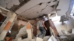 Seorang warga Palestina mengunjungi rumahnya yang hancur akibat serangan udara yang dilancarkan oleh pasukan Israel ke wilayah Gaza pada 7 Agustus 2022. (Foto: AFP/Mohammed Abed)