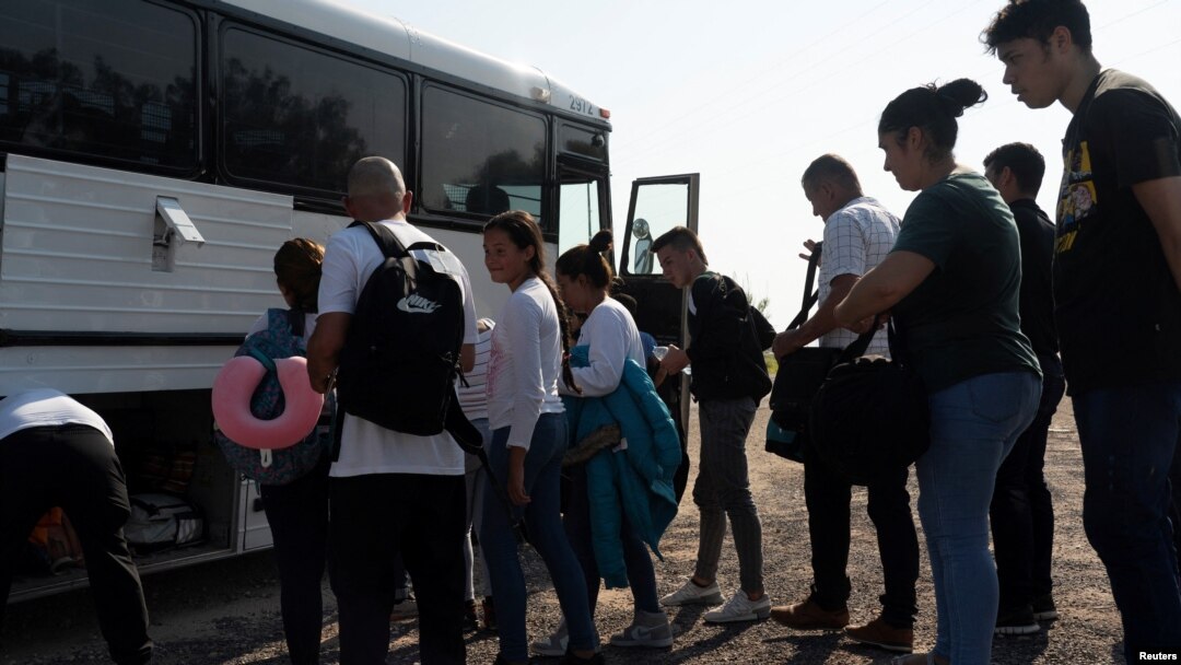 Migrantes que buscan asilo, en su mayoría de Venezuela y Cuba, son transportados por agentes de Aduanas y Protección Fronteriza de EEUU después de cruzar el río Grande hacia EE. UU. desde México en Eagle Pass, Texas, EEUU, 13 de julio de 2022. REUTERS/Go Nakamura