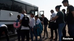 Migrantes que buscan asilo, en su mayoría de Venezuela y Cuba, son transportados por agentes de Aduanas y Protección Fronteriza de EEUU después de cruzar el río Grande hacia EE. UU. desde México en Eagle Pass, Texas, EEUU, 13 de julio de 2022. REUTERS/Go Nakamura