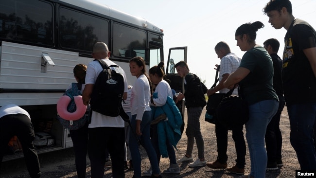 Migrantes que buscan asilo, en su mayoría de Venezuela y Cuba, son transportados por agentes de Aduanas y Protección Fronteriza de EEUU después de cruzar el río Grande hacia EE. UU. desde México en Eagle Pass, Texas, EEUU, 13 de julio de 2022. REUTERS/Go Nakamura