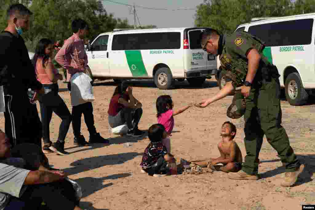 Familias enteras con niños pequeños se arriesgan a cruzar este río y así entrar a Estados Unidos. La migración ilegal ha aumentado significativamente en el último año.