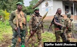 Des soldats de l'armée régulière (FARDC) tiennent leur position après de nouveaux combats à Kilimanyoka, près de Goma, dans la province du Nord-Kivu, en République démocratique du Congo, le 9 juin 2022.