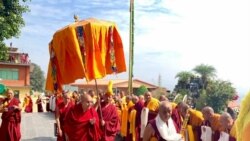 གླིང་རིན་པོ་ཆེས་མོན་རྟ་དབང་དང་འབུམ་སྡེ་ལར་ཆོས་འབྲེལ་གནང་བ།