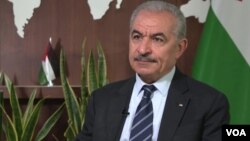 ভয়েস অফ আমেরিকার হোয়াইট হাউজ ব্যুরো প্রধান প্যাটসি উইদাকুসওয়ারার সাথে একটি সাক্ষাত্কারের সময় ফিলিস্তিনের প্রধানমন্ত্রী মোহাম্মদ শতায়েহ। 
