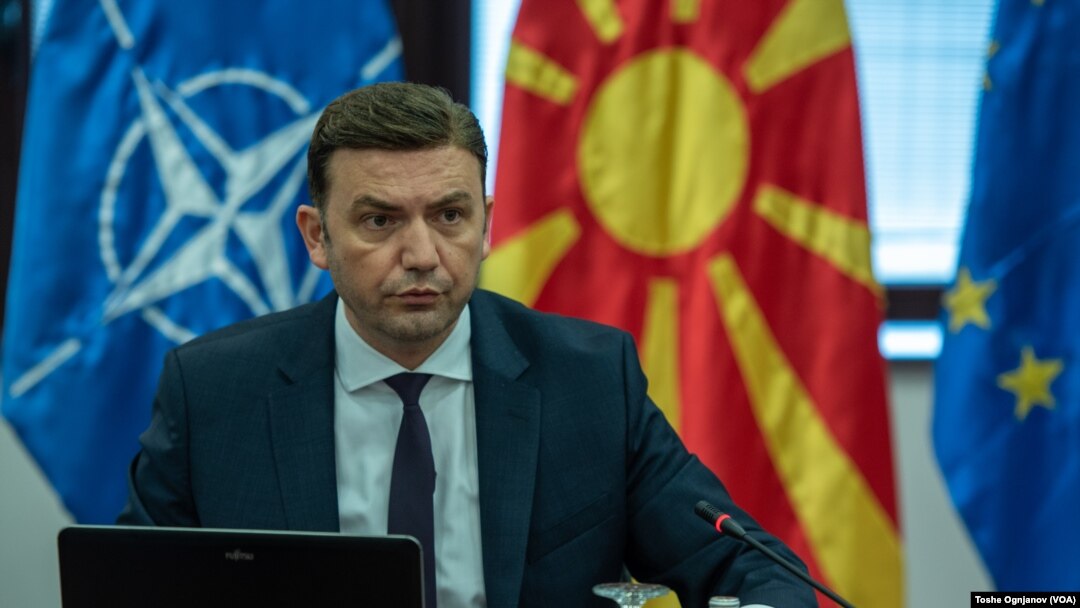 Шефот на дипломатијата,пак, смета дека принципиелно треба да им се забрани влез на сите лица кои покажуваат непочитување кон државата и нејзините граѓани. 