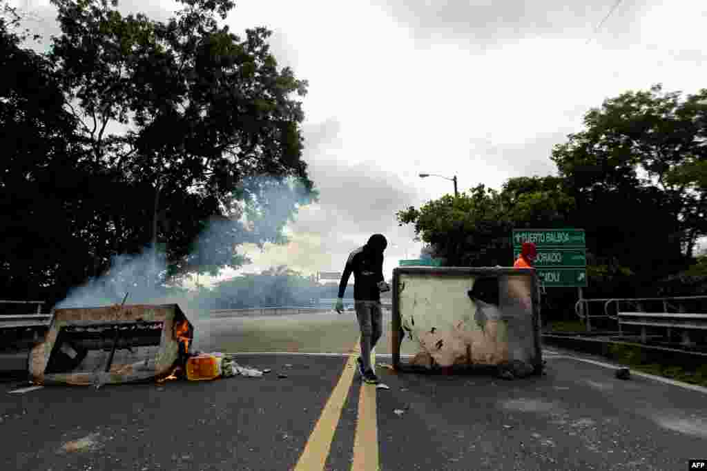 Incendiando objetos encontrados a su paso, manifestantes bloquean calles y avenidas, en la Ciudad de Panamá, el 11 de julio de 2022.