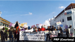 Ratusan mahasiswa Papua di Yogya tergabung dalam PRP menggelar aksi 14 Juli menuntut pencabutan Otsus, DOB, dan tuntutan referendum. (Foto: PRP)