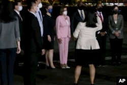 Trong hình ảnh này được chụp từ video, Chủ tịch Hạ viện Hoa Kỳ Nancy Pelosi, ở giữa, đến Đài Bắc, Đài Loan, ngày 2 tháng 8 năm 2022. (Bộ Ngoại giao Đài Loan qua AP)