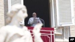 El papa Francisco entrega su mensaje durante la oración del mediodía del Ángelus en la Plaza de San Pedro, en el Vaticano, el domingo 7 de agosto de 2022. (Foto AP/Gregorio Borgia)