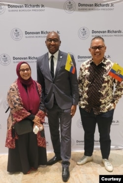 Dewi Eva Mulya dan Asep Purnama berpose dengan Donovan Richards, Jr, Presiden Queens Borough. (Foto: Dewi Eva Mulya)