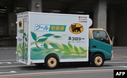 Raksasa mobil Jepang Toyota Motor dan anak perusahaannya Hino Motors menampilkan Truk EV, truk listrik berkapasitas satu ton yang dilengkapi dengan kompartemen untuk tetap dingin dan beku, di Tokyo, 1 Maret 2013. (YOSHIKAZU TSUNO / AFP)