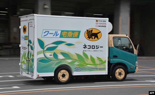 Raksasa mobil Jepang Toyota Motor dan anak perusahaannya Hino Motors menampilkan Truk EV, truk listrik berkapasitas satu ton yang dilengkapi dengan kompartemen untuk tetap dingin dan beku, di Tokyo, 1 Maret 2013. (YOSHIKAZU TSUNO / AFP)
