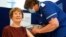 Một phụ nữ 91 được tiêm mũi vaccine COVID-19 tăng cường tại Bệnh viện Đại học Coventry, Anh, vào ngày 22/4/2022. 
