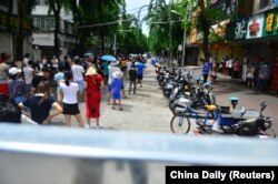 海南三亚居民8月6日接受“清零”封控下的核算检测普筛。
