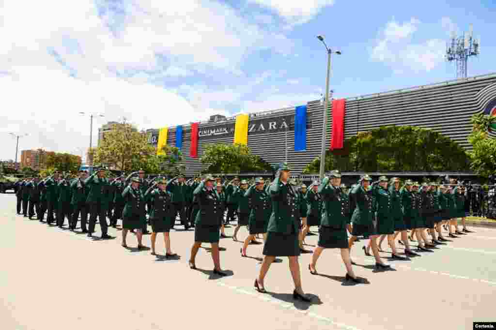 En la parada militar participaron los bloques femeninos de aviación, ingenieros, comunicaciones, alumnas, cadetes de las escuelas militares y oficiales.