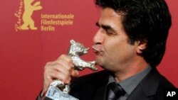 FILE - Iranian director Jafar Panahi poses with his Silver Berlin Bear award at the 56th Berlinale International Film Festival in Berlin, Feb. 18, 2006. Iran's judiciary, July 19, 2022, ordered Panahi, to serve out a six-year prison sentence from a decade ago.