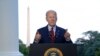 Presiden AS Joe Biden berbicara dari balkon salah satu ruangan di Gedung Putih, pada 1 Agustus 2022. (Foto: Pool via AP/Jim Watson)