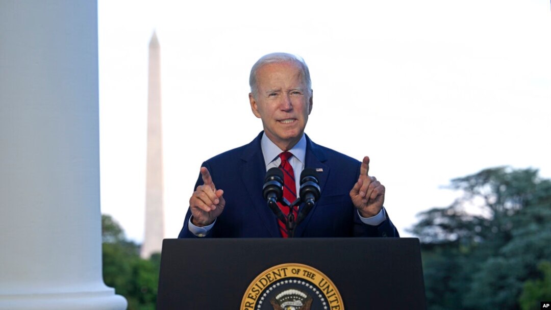 Presiden AS Joe Biden berbicara dari balkon salah satu ruangan di Gedung Putih, pada 1 Agustus 2022. (Foto: Pool via AP/Jim Watson)
