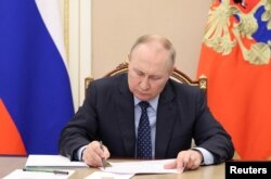 블라디미르 푸틴 러시아 대통령이 크렘린궁에서 문서를 검토하고 있다. (자료사진)
