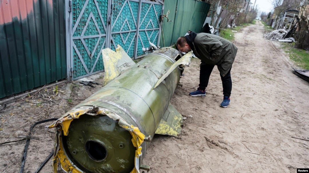 Seorang warga tampak mengamati bagian dari rudal milik pasukan Rusia yang tersisa di desa Kozarovychi, di dekat Kyiv, Ukraina, pada 22 April 2022. (Foto: Reuters/Viacheslav Ratynskyi)
