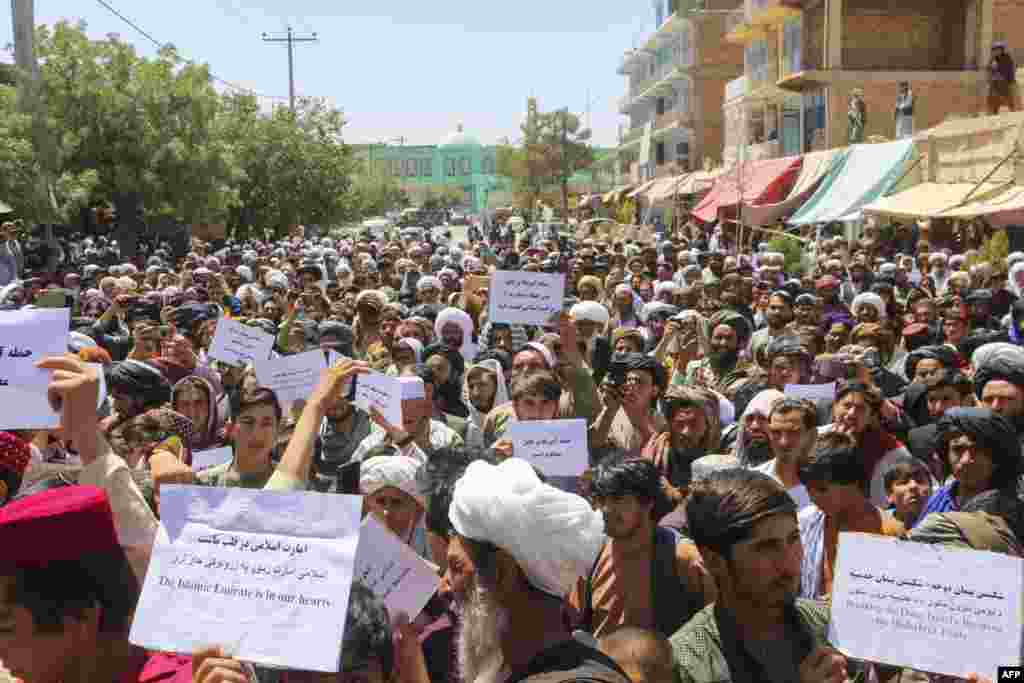 AQSh hujumidan norozi odamlar namoyishda. Yaqinda Qo&#39;shma Shtatlar Kobulda dron orqali al-Qoida lideri Ayman al-Zavohiriyni o&#39;ldirdi. Badg&lsquo;is, Afg&#39;oniston. &nbsp;