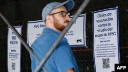 Seorang pria antre vaksin Monkeypox di lokasi vaksinasi massal baru, Bushwick Education Campus di Brooklyn, New York, 17 Juli 2022. (Kena Betancur / AFP)