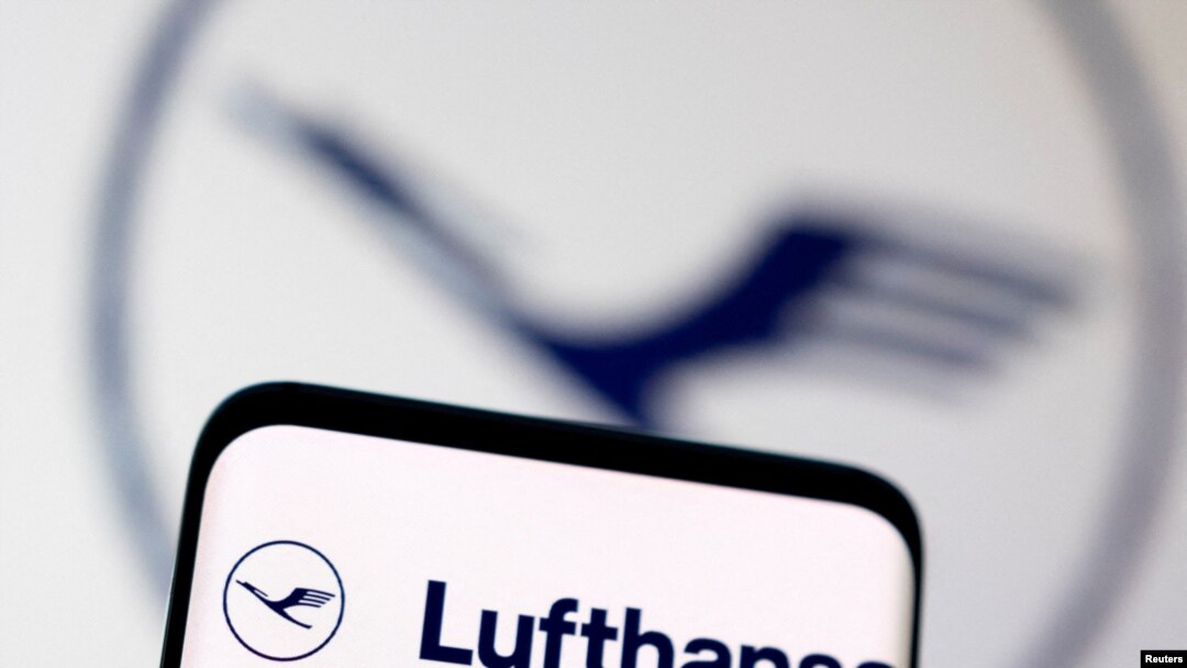 Logo Lufthansa terlihat dalam ilustrasi yang diambil, 3 Mei 2022. (REUTERS/Dado Ruvic)