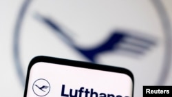 Logo Lufthansa terlihat dalam ilustrasi yang diambil, 3 Mei 2022. (REUTERS/Dado Ruvic)