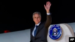 Secretary of State Antony Blinken boards his plane at Ninoy Aquino International Airport in Manila, Philippines, Aug. 6, 2022, to travel to South Africa.