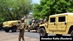 ARCHIVES - Des militaires montent la garde à Bamako, au Mali, le 26 mai 2021. 