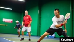 Hendry Winarto (kanan) bermain pickleball dalam sebuah kompetisi di ClearOne Sports Center di Orlando, Florida. (Foto: Jack Gouras)