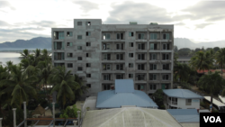 中国人在斐济楠迪正在兴建中的酒店（美国之音记者久岛拍摄）