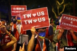 Para demonstran berkumpul untuk menunjukkan dukungan atas kunjungan Ketua DPR AS Nancy Pelosi, di Taipei, Taiwan, 2 Agustus 2022.