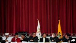 Miembros del gobierno y el movimiento indígena de Ecuador con la mediación de la Iglesia católica sostienen un encuentro en la Conferencia Episcopal, el 30 de junio de 2022, en Quito. 