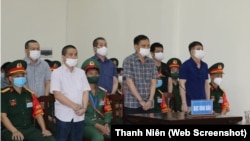 Các bị cáo, gồm sỹ quan cấp tướng và tá của lực lượng cảnh sát biển và bộ đội biên phòng, tại phiên tòa xét xử vụ bảo kê buôn lậu xăng dầu tại Tòa án Quân sự Quân khu 7 ở Hà Nội hôm 12/7. 