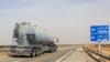 Un camion-citerne de carburant roule le long de l'autoroute internationale reliant la ville de Ben Guerdane, dans le sud de la Tunisie, à la Libye, le 4 juin 2021.