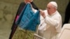 Папа Римський Франциск тримає український прапор, привезений для нього із Бучі. Фото зроблене 6 квітня 2022 року. Фото AP/Alessandra Tarantino