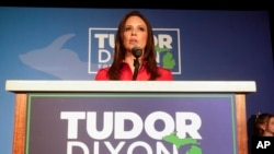 Tudor Dixon, candidata a la nominación republicana para gobernador de Michigan, habla en una fiesta de la noche de las primarias en Grand Rapids, Michigan, el martes 2 de agosto de 2022. Dixon ganó las primarias y se enfrentará a la gobernadora demócrata Gretchen Whitmer. (Foto AP/Paul Sancya)