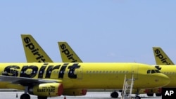 FLE - Una fila de jets de Spirit Airlines en la pista del Aeropuerto Internacional de Orlando el 20 de mayo de 2020 en Orlando, Florida, EEUU.
