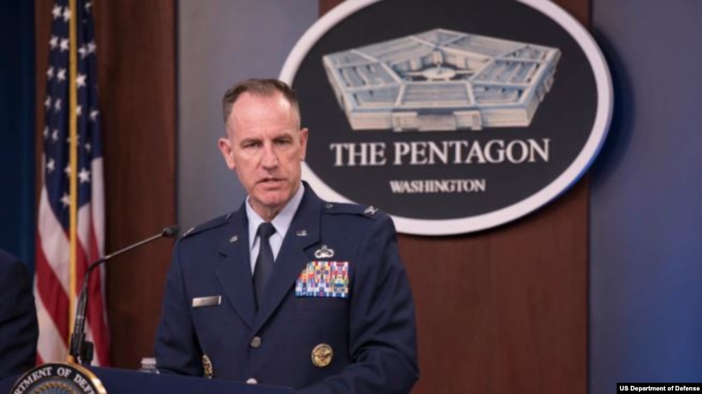 资料照片：时为空军上校并担任美国空军发言人的帕特里克·S·莱德在五角大楼同记者交谈。(2019年9月19日)(photo:VOA)